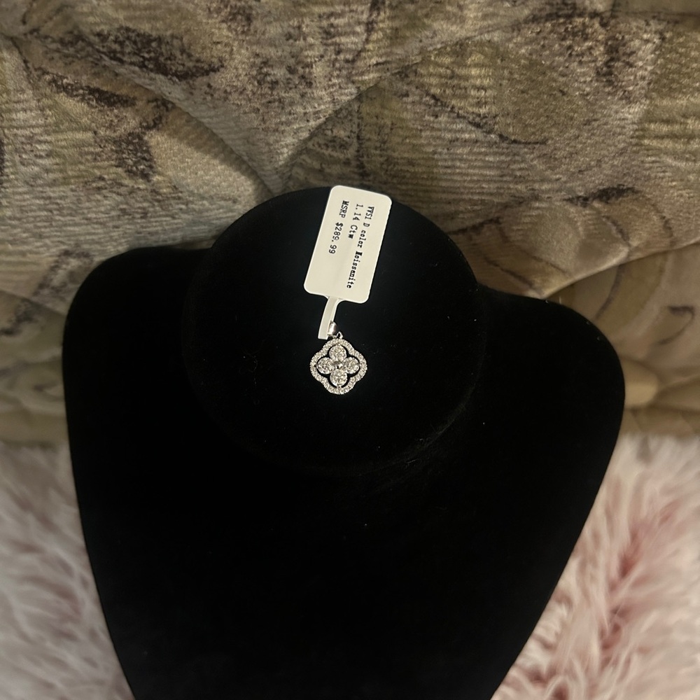 925 Sterling Silver Moissanite Clover Pendant - 1.14 ctw